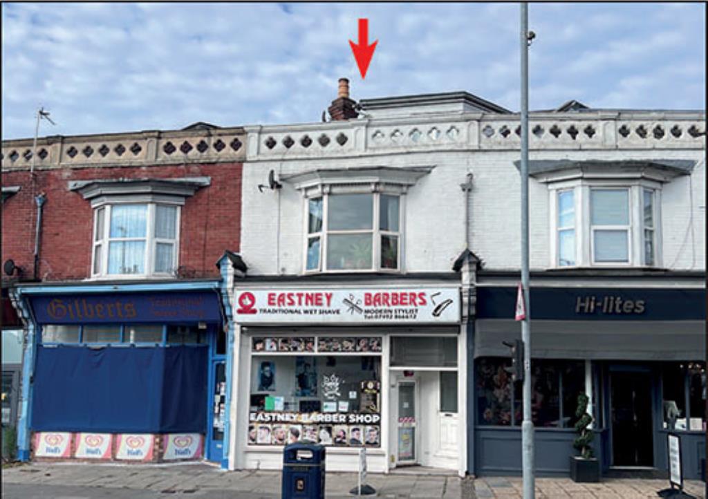 Lot: 51 - FIRST FLOOR MAISONETTE - Front view of maisonette above barbers on main road